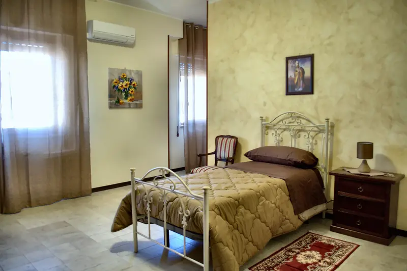 Camera con poltroncina, comodino e quadro (ingrandisci)