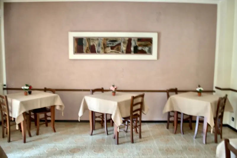 Tavoli della sala da pranzo con vasetti di fiori (ingrandisci)
