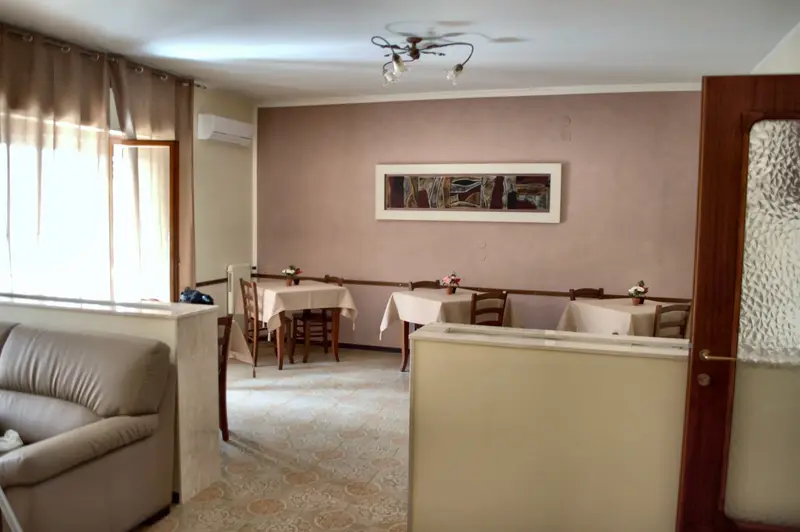 Ingresso con vista sulla sala da pranzo (ingrandisci)