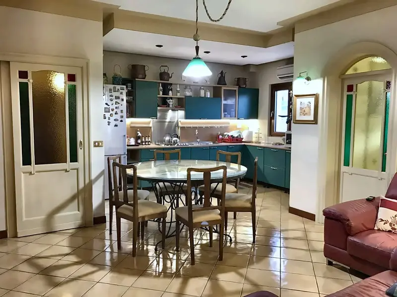 La cucina vista dal soggiorno (ingrandisci)