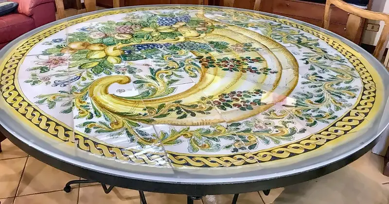 Tavolo in maiolica siciliana dipinta a mano (ingrandisci)