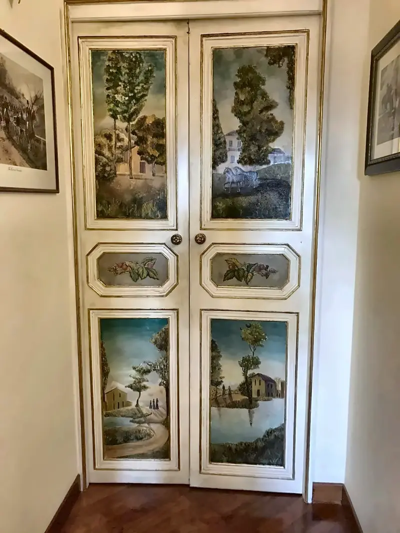 Porta a due ante dipinta con paesaggi (ingrandisci)