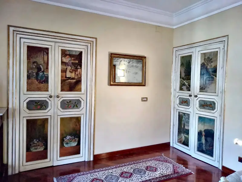 Ingresso con porte dipinte e tappeto (ingrandisci)