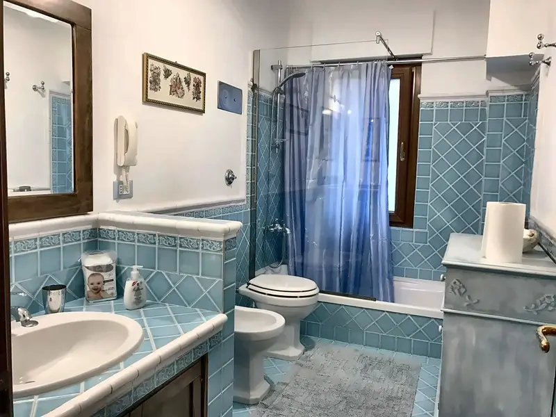 Bagno con piastrelle azzurre (ingrandisci)