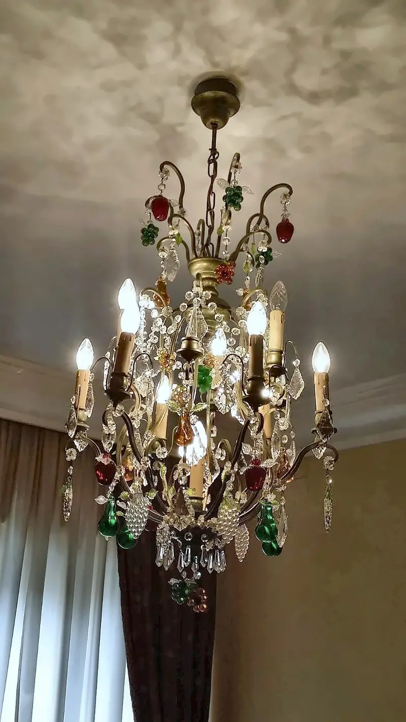 Lampadario di cristallo con pendenti colorati (ingrandisci)