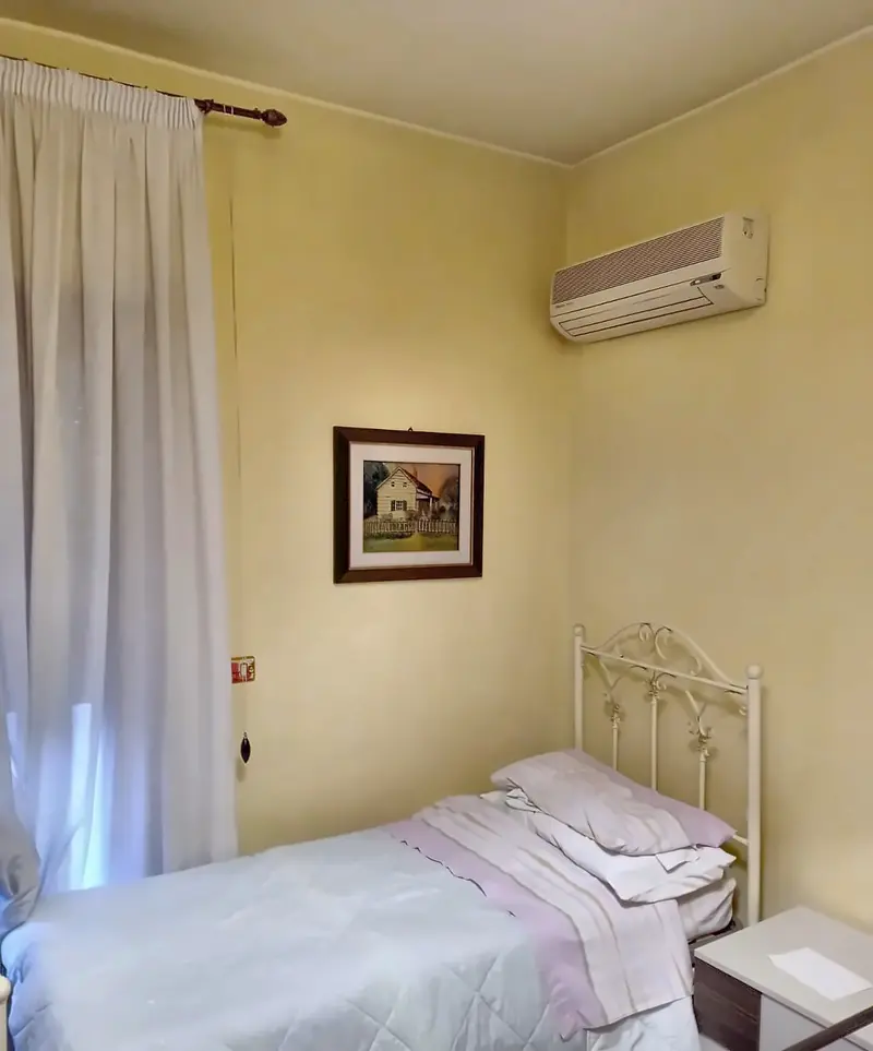 Camera singola con letto in ferro battuto (ingrandisci)