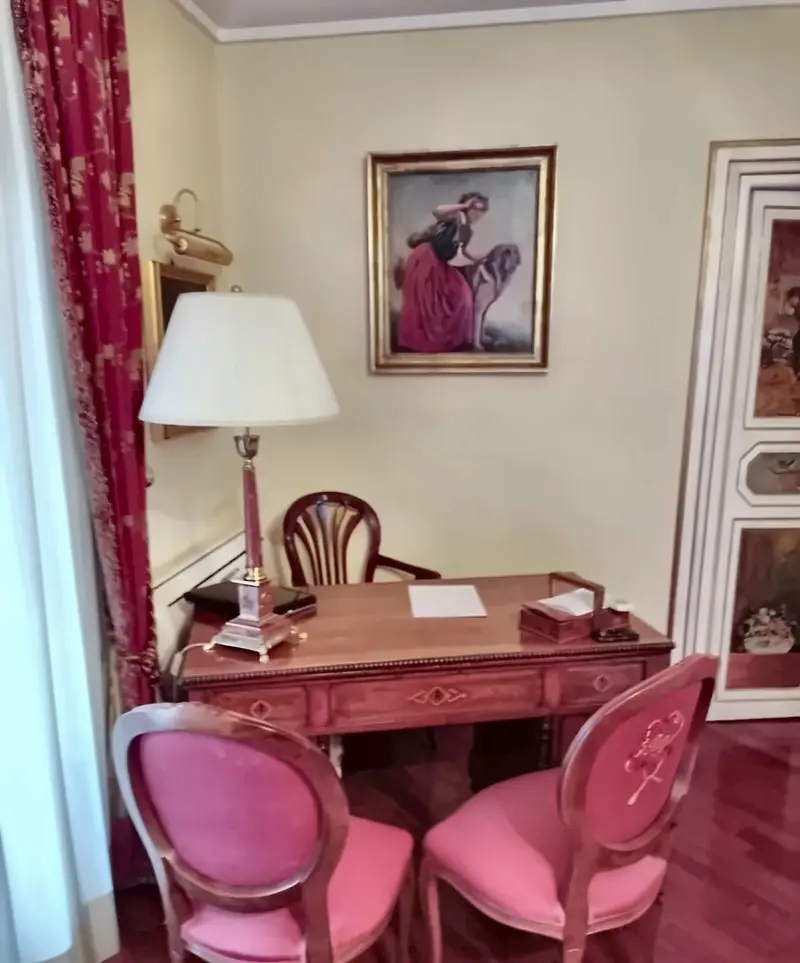 Angolo scrittoio con lampada e sedie rosse (ingrandisci)