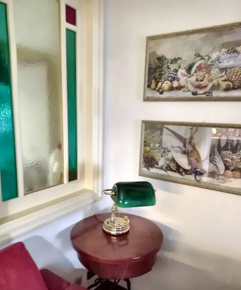 Angolo lettura con lampada verde (ingrandisci)